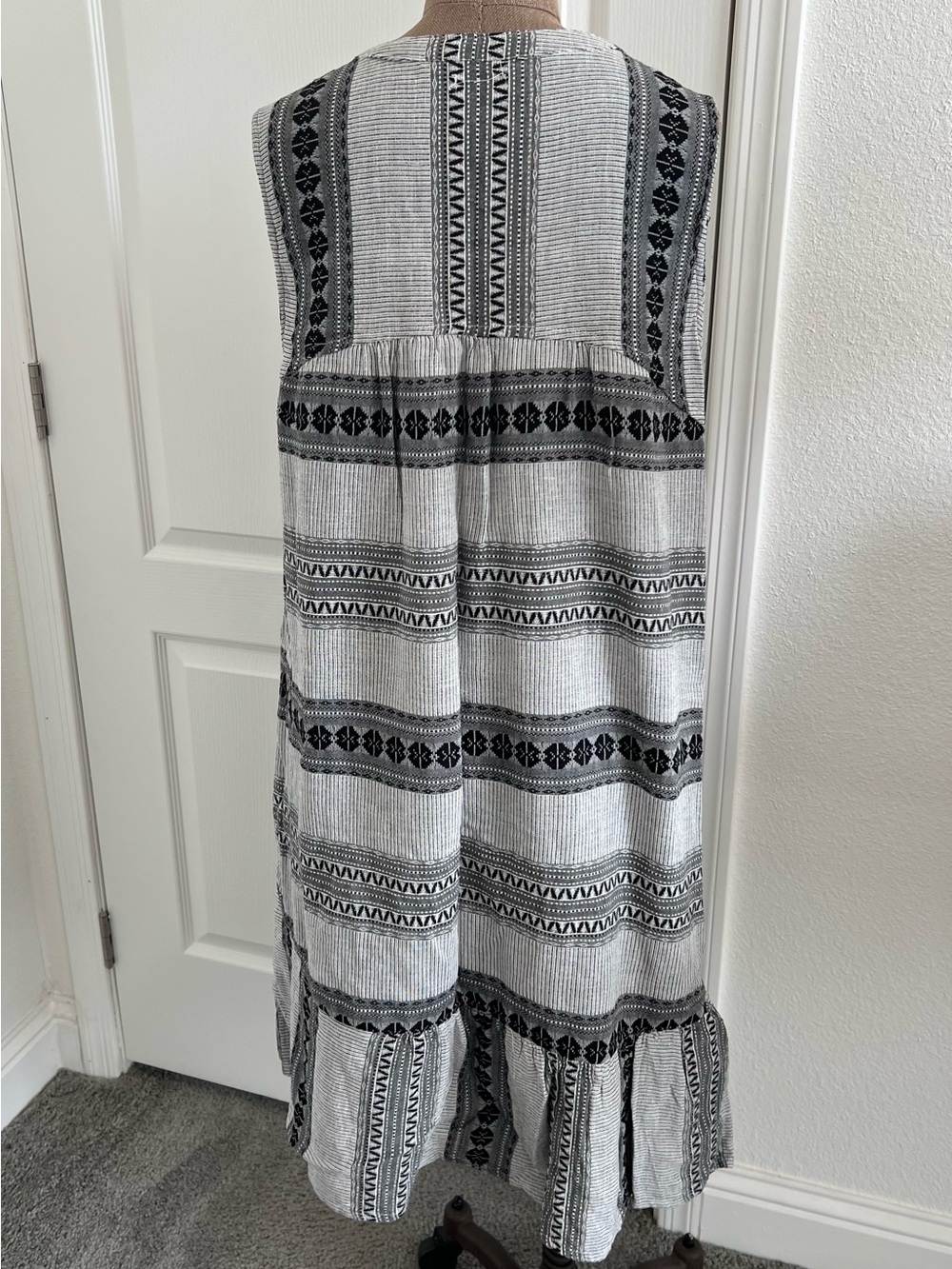 DYLAN-Sleeveless Black & White Patterned V-Neck Women’s Dress - Picture 4 of 8